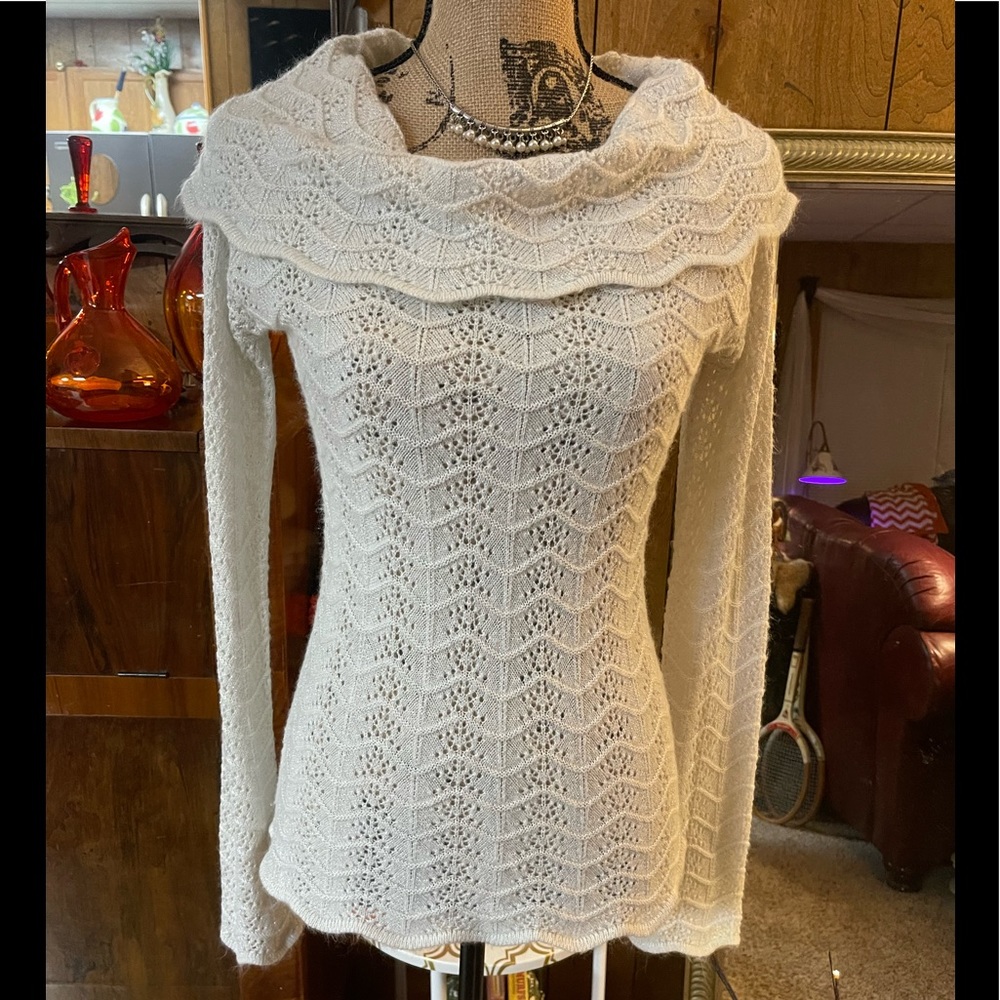 ❤️Gorgeous lightweight sweater with silver metallic and drop down wide neck
